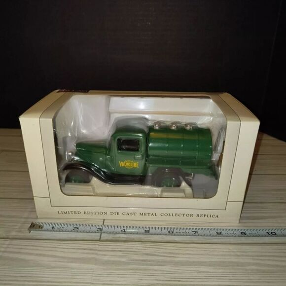 SpecCast Diecast Collectibles Metal 1932 Ford Valvoline Collector Replica Truck - Picture 10 of 10
